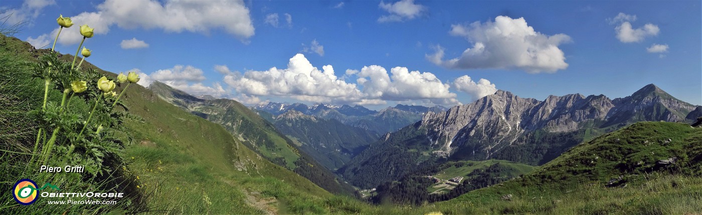 88 Scendendo dal Passo di Lemma sul sent. 116 vista sulla conca di San Simone-Baita del Camoscio con Cavallo-Pegherolo.jpg